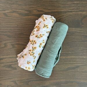 Little Unicorn Deluxe Bamboo Muslin Swaddle Blanket 2 Pack Ditsy Sunflower